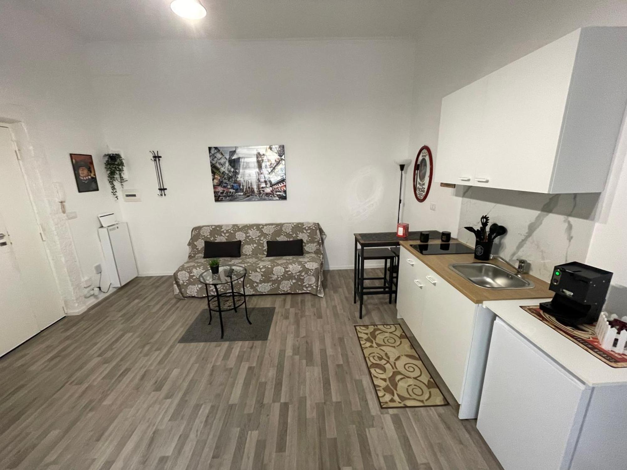 Plan B Apartment Наполи Екстериор снимка